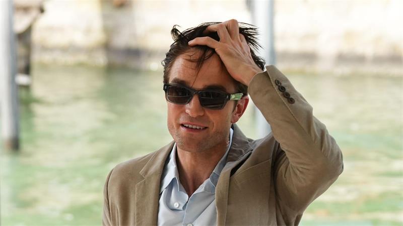 Den Lido erreichen die Stars per Boot, so auch Robert Pattinson.