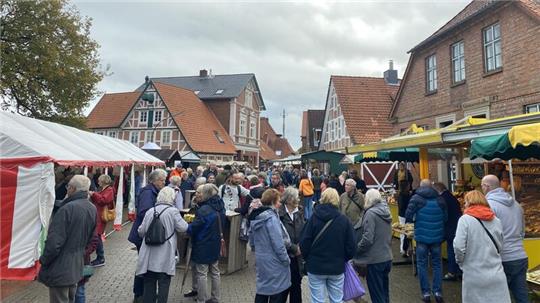 Den Matthiasmarkt rund um die Kirche nutzen viele für einen Bummel durch den Ort und einen Klönschnack mit Familie, Freunden und Bekannten.