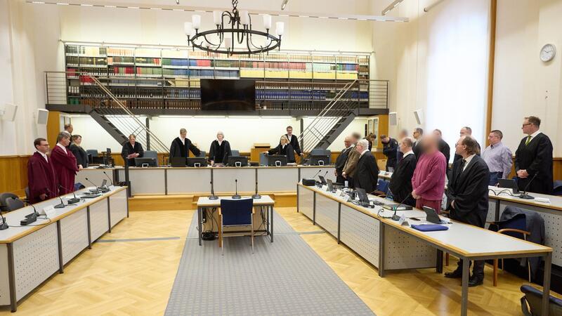 Ideologie und Inszenierung: Ein Jahr Prozess um Umsturzpläne Den Mitgliedern der Terrorgruppe „Vereinte Patrioten“ wird vorgeworfen, eine inländische terroristische Vereinigung gegründet zu haben oder darin Mitglied gewesen zu sein.
