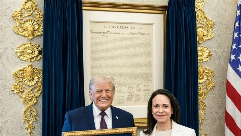 Den Nobelpreis bekam US-Präsident Donald Trump zwar nicht - aber die Friedensnobelpreisträgerin Machado (rechts) vermachte ihm ihre Medaille. (Archivbild)