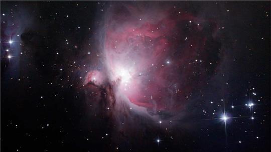 Den Orion-Nebel hat ein Mitglied der Astronomie AG fotografiert. Die Aufnahme durch ein Teleskop zeigt die Farben und Details.