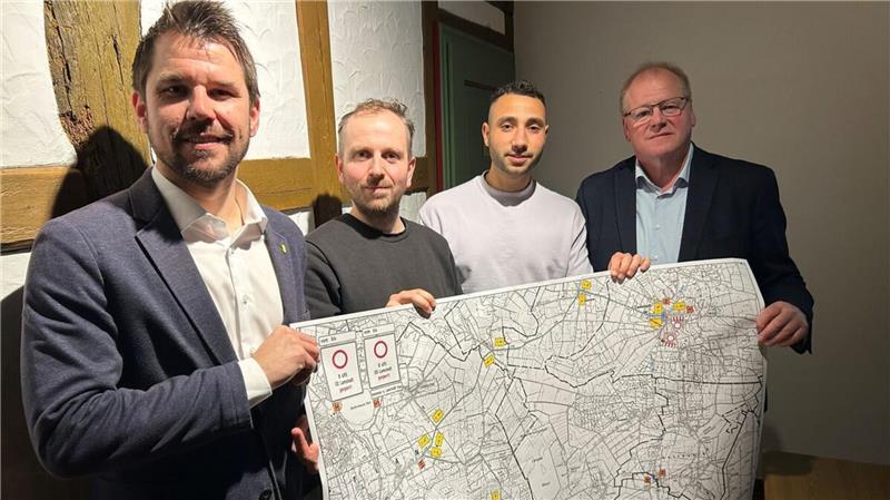 Den Plan für die Sanierung der B495 zeigen (von links) Verwaltungschef Frank Springer, der Vertreter der Landesbehörde für Straßenbau, Bauleiter Wael Youssef und Lamstedts Bürgermeister Manfred Knust.