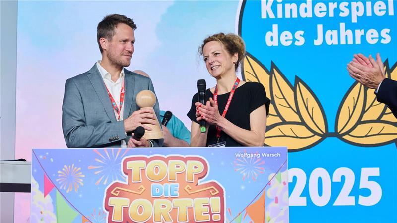 Zusammen zittern: „Bomb Busters“ ist „Spiel des Jahres“ 2025 Den Preis „Kinderspiel des Jahres“ 2025 erhielt „Topp die Torte!“ von Wolfgang Warsch.