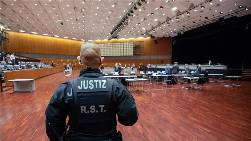 Den Prozessauftakt gegen vier Angeklagte im VW-Abgasskandal verfolgte die Weltpresse 2021 unter den damaligen Corona-Einschränkungen in der Braunschweiger Stadthalle. Nun endet das Verfahren in einem deutlich kleineren Saal. (Archivbild) 
