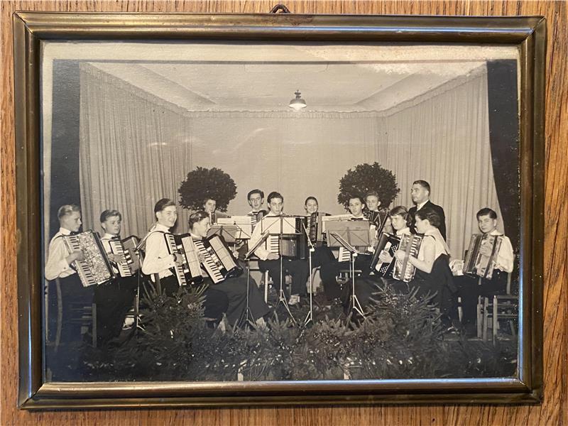Den Rahmen für das Foto vom Hasberger Jugend-Akkordeon-Orchester hat Helmut Wiemann (links) selbst gefertigt.