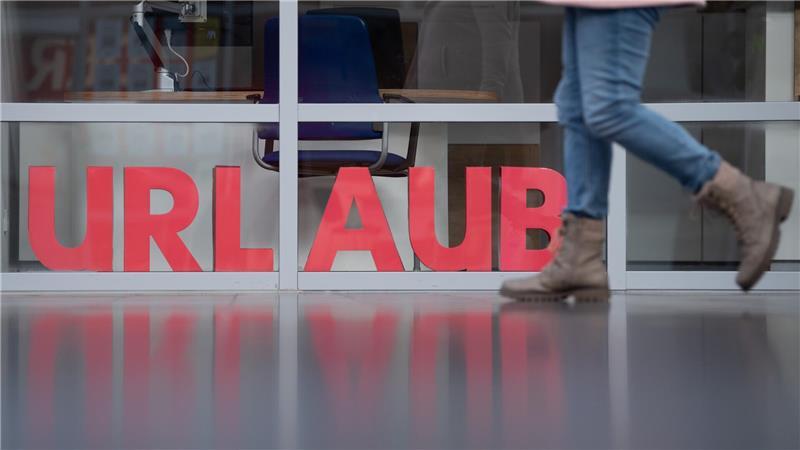 Den Resturlaub einfach ins nächste Jahr mitnehmen ist bei Arbeitgebern nicht gerne gesehen. Doch wann verfällt der Urlaubsanspruch eigentlich?