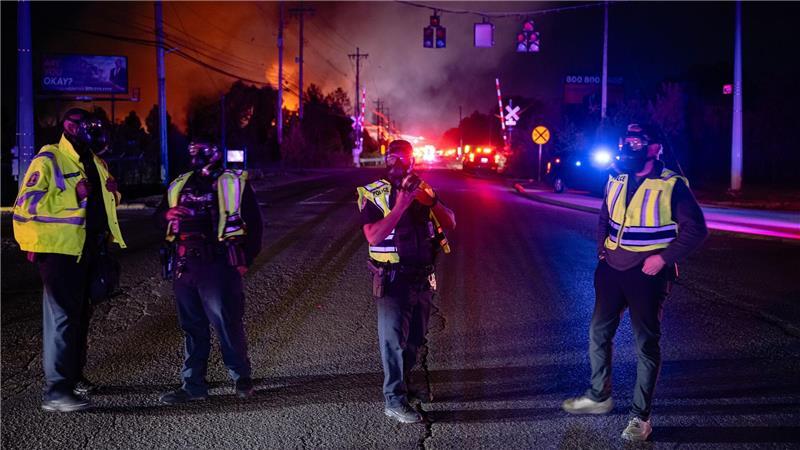 Gouverneur: Mindestens drei Tote bei Flugzeugabsturz in USA Den Rettungskräften dürfte eine lange Nacht bevorstehen.