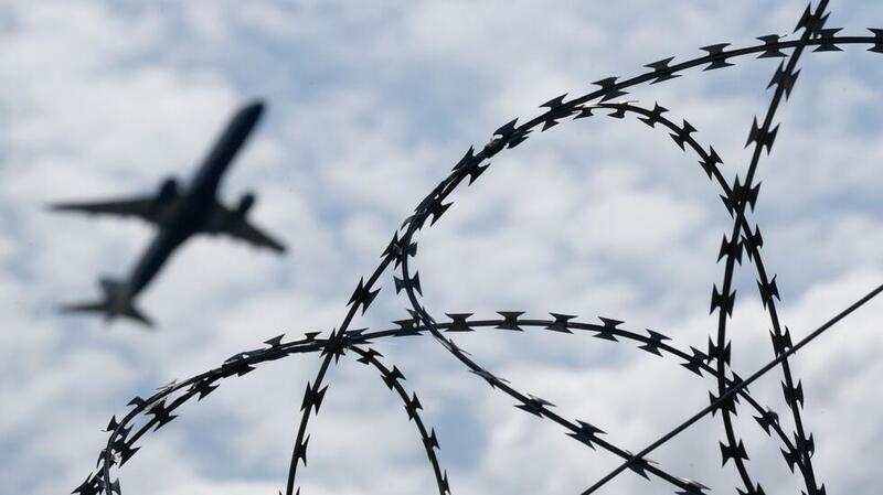 So läuft eine Abschiebung in der Region ab Den Rückführungen von Geflüchteten geht ein komplexes und aufwendiges Asylverfahren voraus, bevor sie per Flugzeug abgeschoben werden.