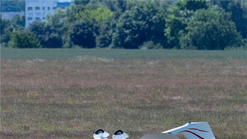 Kleinflugzeug überschlägt sich, Frau stürzt mit Fallschirm ab Den Sachschaden am Flugzeug schätzt die Polizei auf rund 50.000 Euro.