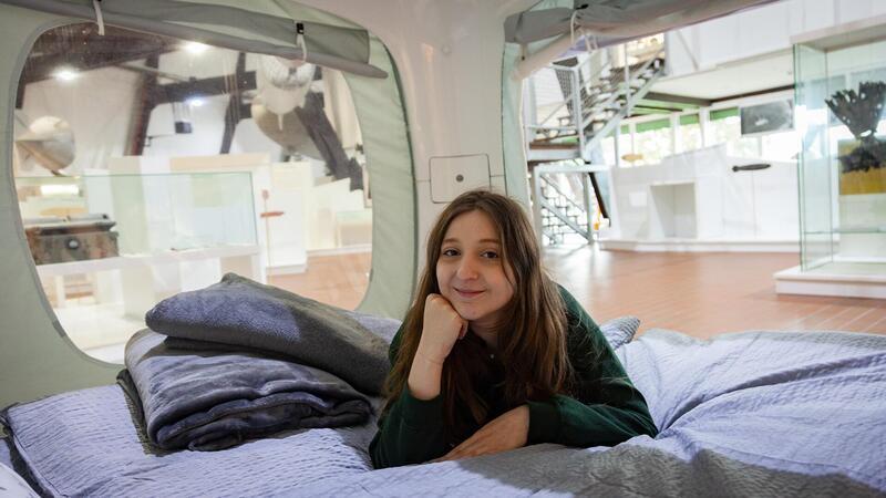 Den Schlafwürfel hat Regina Konradi im Aeronautikum ausprobiert. Foto: Scheschonka