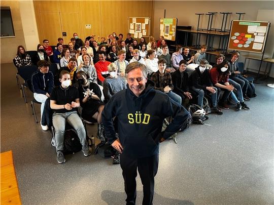 Den Schul-Pullover hat David McAllister als Dank für seinen Besuch bekommen und gleich angezogen. Er hat so einen vor vielen Jahren mal von einer anderen Schule bekommen, sagte er. Schulleiter Sven Heineken klärte auf: Er arbeitete damals n