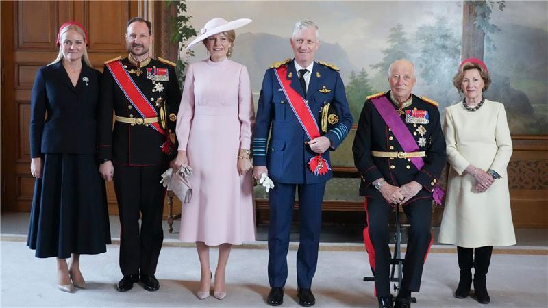 Den Staatsbesuch des belgischen Königspaares nutzt Kronprinzessin Mette-Marit (l) für ihren ersten offiziellen Auftritt seit Monaten. 