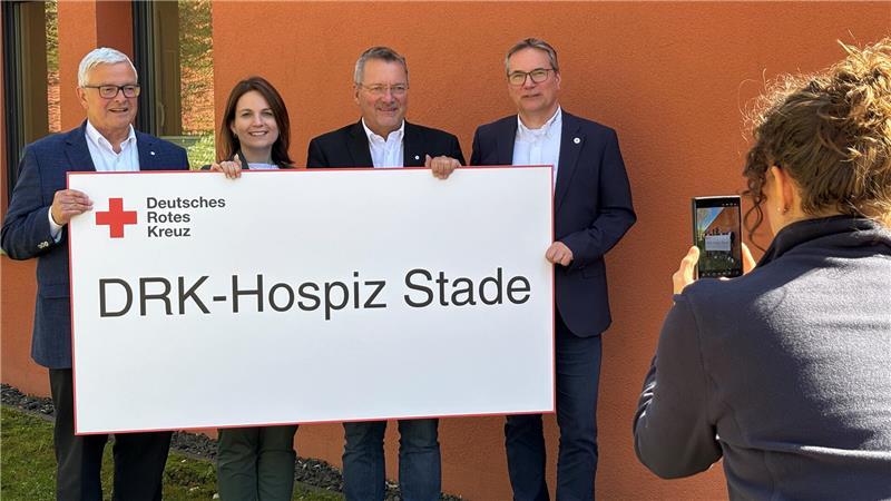 Den Startschuss für den Hospizbau in Stade verkündeten Michael Roesberg, Beke Cordes, Uwe Lütjen und Kai Schulz vom DRK-Kreisverband (von links).