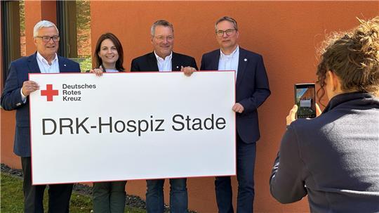 Den Startschuss für den Hospizbau in Stade verkündeten Michael Roesberg, Beke Cordes, Uwe Lütjen und Kai Schulz vom DRK-Kreisverband (von links).