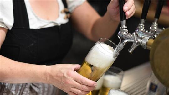 Den Umsatzniveaus der Vor-Corona-Zeit hinkt das Gastgewerbe in Deutschland weiterhin deutlich hinterher.
