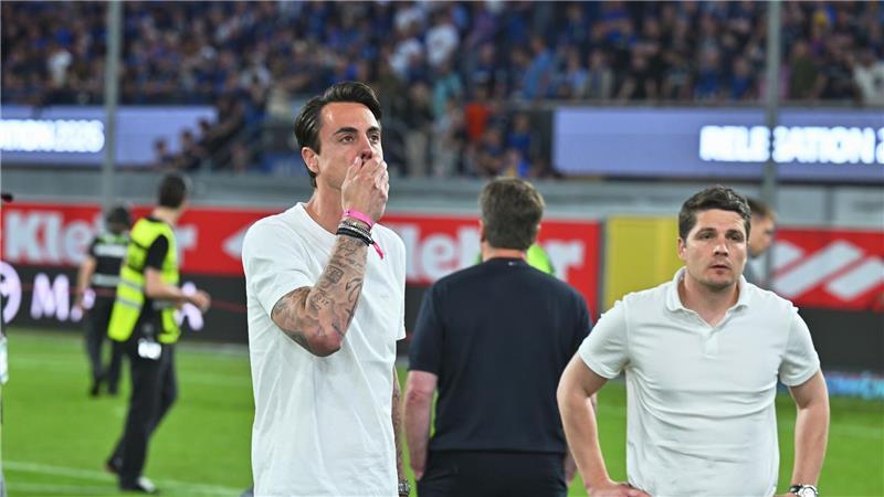 Nach Abstieg: Totalumbruch beim VfL Wolfsburg Den VfL-Verantwortlichen um Diego Benaglio und Pirmin Schwegler steht viel Arbeit bevor.