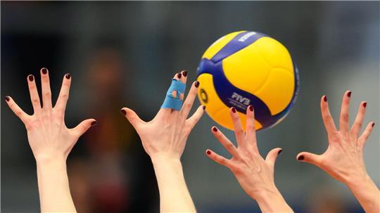 Den Volleyballerinnen des ETV Hamburg gelingt der erste Sieg in der Bundesliga.