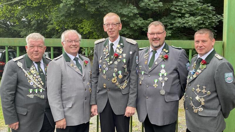 Joppenrott Altkloster: Beim Schützenfest ist eine frische Rose Pflicht Den Vorstand des Joppenrotts im Schützenverein Altkloster bilden (von links): Detlef Eggers (Kassierer), Hartmut Ruehs (Schriftwart), Wolfgang Reinecke (Kommandeur), Nico Schneider (Beisitzer) und Timo Bösch (Spieß).