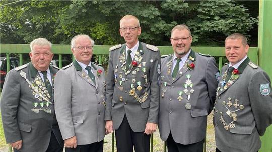Den Vorstand des Joppenrotts im Schützenverein Altkloster bilden (von links): Detlef Eggers (Kassierer), Hartmut Ruehs (Schriftwart), Wolfgang Reinecke (Kommandeur), Nico Schneider (Beisitzer) und Timo Bösch (Spieß).