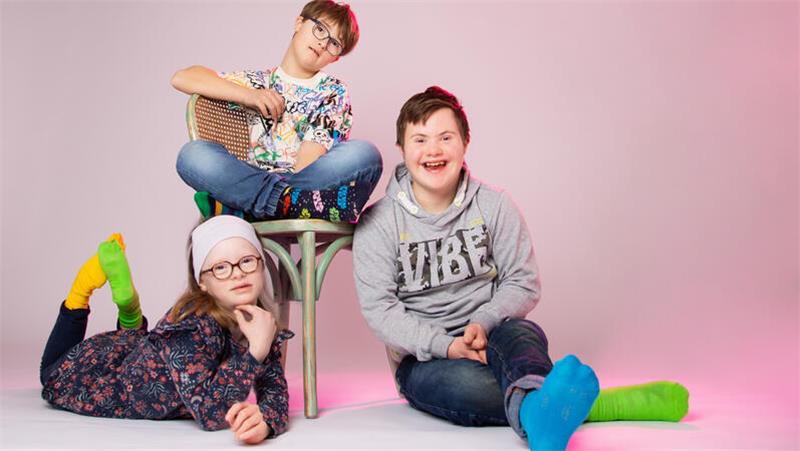 Warum an Buxtehudes Wahrzeichen heute Socken wehen Den Welt-Down-Syndrom-Tag mit verschiedenfarbigen Socken rocken: Schüler der Lebenshilfe Buxtehude zeigen, wie einfach es ist, ein Zeichen für das Motto „Jedes Leben ist lebenswert“ zu setzen.