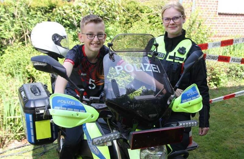 Himmelpforten: Alle samt feierten die Vereine ein fröhliches Fest Den Wunsch, einmal auf einem Polizei-Motorrad zu sitzen, erfüllt sich der elfjährige Paul - hier mit Kommissarin Sarah Bruhn.