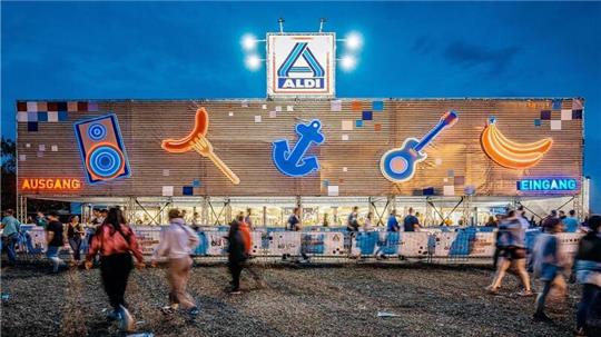 Den XXL Aldi-Markt gibt es beim Deichbrand-Festival 2024 nicht mehr. Die Festival-Macher haben einen eigenen Store kreiert.