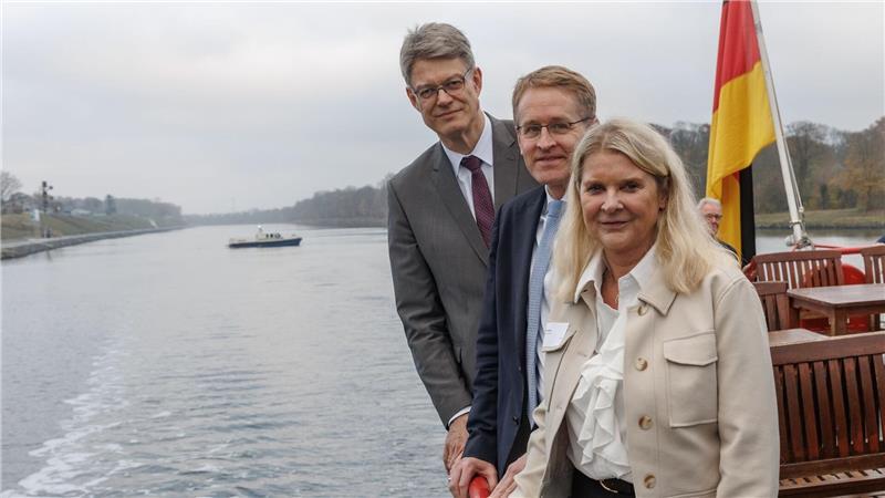 Den ersten Abschnitt der Oststrecke des Nord-Ostsee-Kanals gaben Bundesverkehrsminister Patrick Schnieder (links), Schleswig-Holsteins Ministerpräsident Daniel Günther (beide CDU) und die Präsident der Generaldirektion Wasserstraßen und Schifffahrt, Anke Leue, frei.