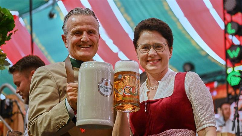 Den ersten Maßkrug überreichte Stuttgarts OB Nopper der Agrarministerin Gentges.