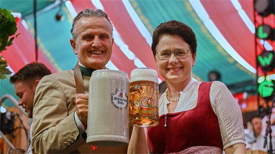 Den ersten Maßkrug überreichte Stuttgarts OB Nopper der Agrarministerin Gentges.