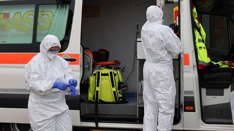 Großeinsatz nach Gefahrstoff-Austritt - Entwarnung am Abend Den ganzen Tag über lief in Singen ein Großeinsatz. Unter anderem waren Rettungssanitäter in Schutzanzügen zu sehen.