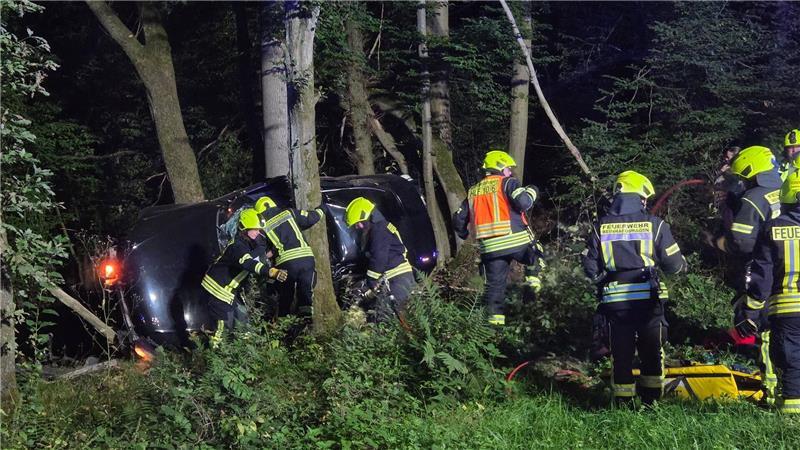 Tödlicher Unfall in Nordhessen: Zwei Ehepaare sterben Den genauen Unfallhergang soll ein Gutachter klären.