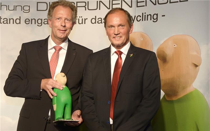 Den grünen Holzengel erhielt Alf Heidemann (links) aus der Hand des Gewinners der gleichen Kategorie 2016, Walter Feeß. Foto Schultheis