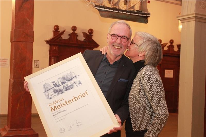 Den hat er sich verdient: Ulrike Fischer gibt ihrem Mann Eckardt zur Verleihung des Goldenen Meisterbriefs ein Bussi auf die Wange.