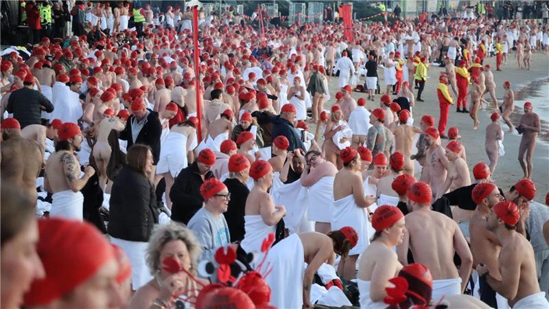 Hüllenlos in Hobart: 3.000 Nackte feiern Wintersonnenwende Den kuriosen Brauch gibt es seit 2013.