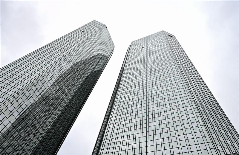 Den nun veröffentlichten EY-Berechnungen zufolge kletterte der Nettogewinn der nach Bilanzsumme zehn größten Banken in Europa, zu denen als einziges deutsches Institut die Deutsche Bank zählt, im ersten Halbjahr zum Vorjahreszeitraum um 80 Prozent auf fast 75 Milliarden Euro.