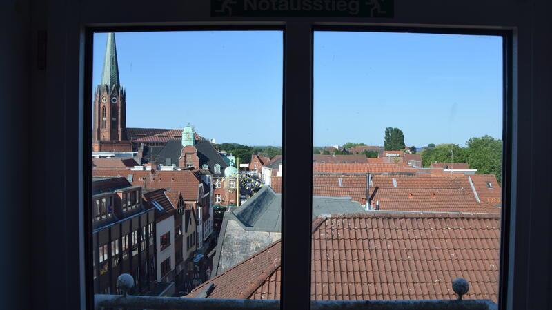 An Stackmanns geheimen Orten: Wo Buxtehuder sonst keinen Zutritt haben Den schönsten Ausblick aus dem Modehaus Stackmann bieten die Fenster im Trainerraum für Auszubildende. Aus dem Fenster sieht man die Dächer der Altstadt, das Rathaus und die St.-Petri-Kirche.