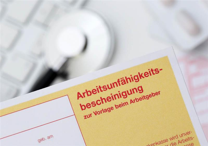 Den „gelben Schein“ gibt es wieder auch ohne Arztbesuch. Ein Anruf wegen Atemwegsbeschwerden reicht aus. Foto: dpa-Bildfunk