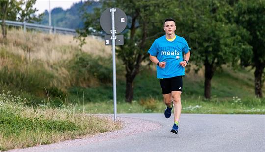 Denis Holub läuft nach seiner ersten Etappe in Berghaupten bei Offenburg auf einer Straße. Holub will in zwei Wochen von Freiburg bis Hamburg laufen und im Zuge dessen Spenden sammeln. Die Einkünfte vom Lauf des 16-Jährigen gehen an die schottische Organisation "Mary's Meals", die mit Tausenden Ehrenamtlichen weltweit mehr als zwei Millionen Kinder in ihren Schulen mit einer warmen Mahlzeit versorgt. Foto: Philipp von Ditfurth/dpa