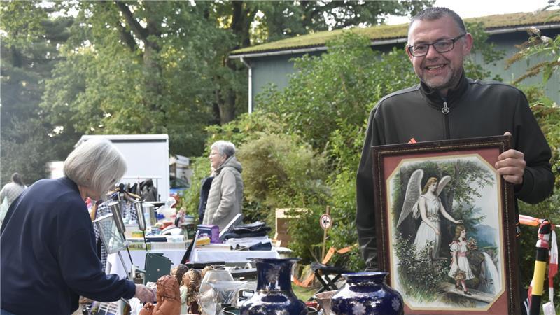 Morgens in Reith: Wenn die frühen Schnäppchenjäger unterwegs sind Denis Patjens verkauft seit zehn Jahren Flohmarktartikel.
