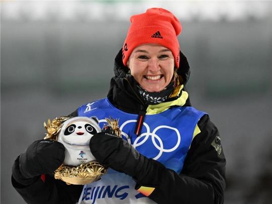 Denise Herrmann freut sich bei der Flower Ceremony über den Gewinn der Goldmedaille. Foto: Hendrik Schmidt/dpa-Zentralbild/dpa