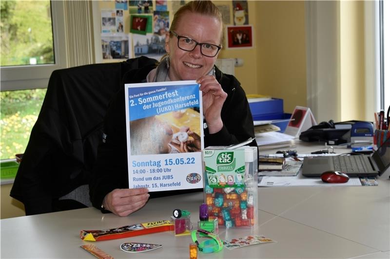 Juko-Sommerfest lockt am Sonntag nach Harsefeld Denise Kempa präsentiert einen Teil der kleinen Geschenke , die beim Sommerfest der Juko am kommenden Sonntag verteilt werden. Foto: Felsch