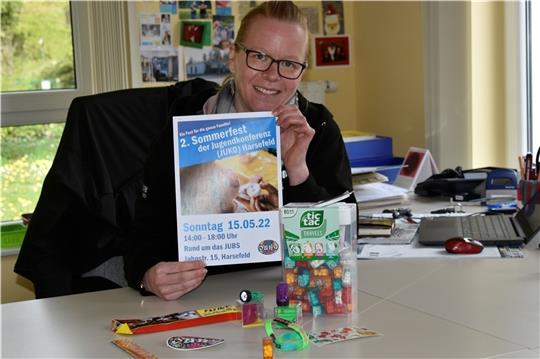 Denise Kempa präsentiert einen Teil der kleinen Geschenke , die beim Sommerfest der Juko am kommenden Sonntag verteilt werden. Foto: Felsch