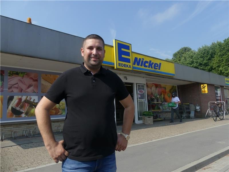 Denislav Isaev aus Dornbusch will den Asseler Edeka-Markt im Sommer umbauen lassen und als „Kehdinger Lebensmittelmarkt“ Ende Oktober eröffnen. Isaev führt die „CarePort Group“, will auch noch einen ambulanten Pflegedienst gründen. Foto: Kn