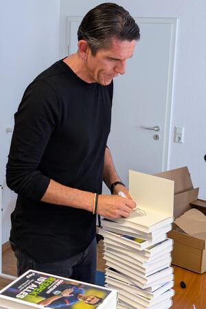 Deniz Aytekin unterschrieb und verschenkte auch zahlreiche seiner Bücher.