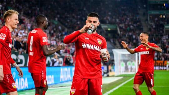 Deniz Undav (2.v.r.) feierte das 0:1 beim FC Augsburg mit einem Schluck Bier.