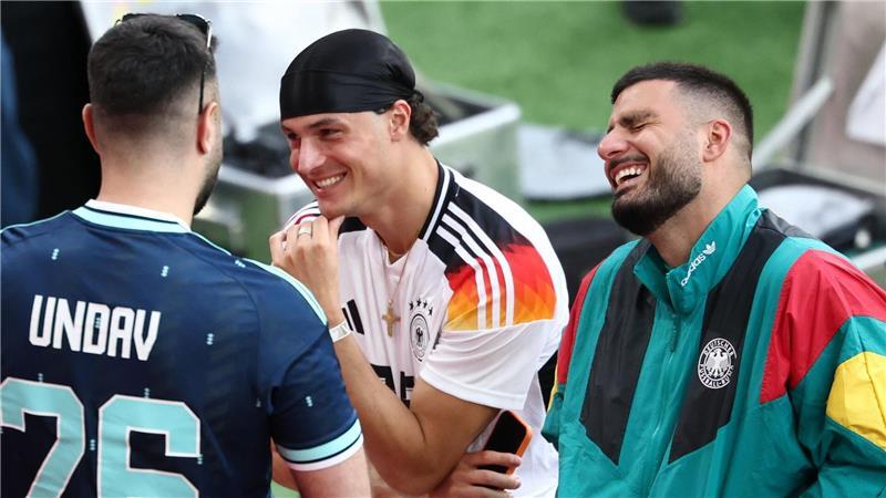 Gruppensieg im Flug und Sommermärchen-Vibes für Nagelsmann Deniz Undav (r.) hat bei der WM so richtig gut lachen.