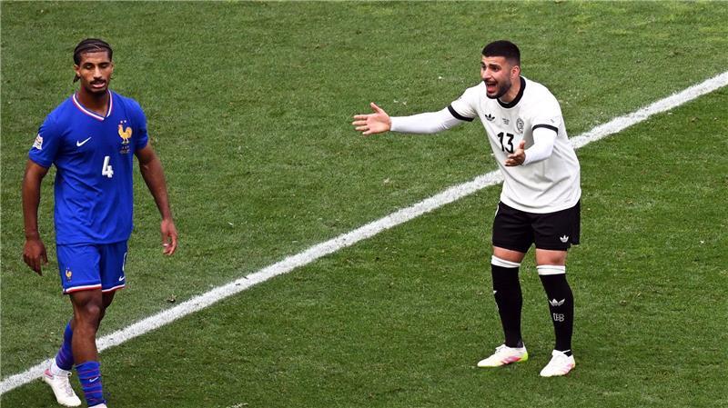 Deniz Undav (r) trifft - doch nach Videobeweis gilt sein Tor zum 1:1 nicht.
