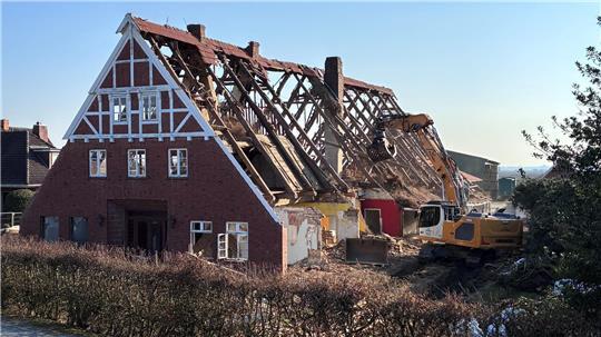 Denkmalschutz ohne Schutzfunktion: Das im 17. Jahrhundert erbaute Altländer Hallenhaus im Ort 16 in Mittelnkirchen wird abgerissen (Ansicht von Südwesten).