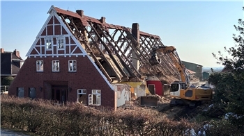 Denkmalschutz ohne Schutzfunktion: Das im 17. Jahrhundert erbaute Altländer Hallenhaus im Ort 16 in Mittelnkirchen wird abgerissen (Ansicht von Südwesten).