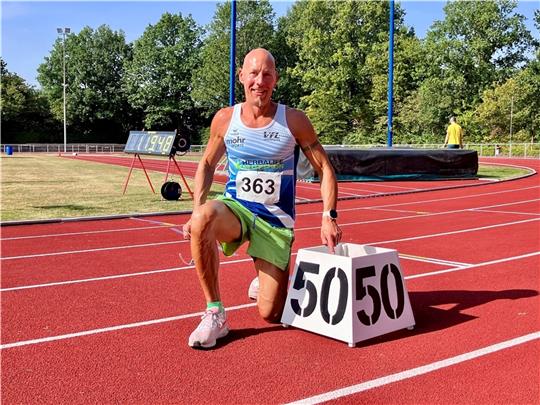Dennis Dodt auf der Bahn in Zeven, wo der Läufer des VfL Stade über 400, 800 und 1500 Meter triumphierte und sich so die Titel bei der Norddeutschen und Landesmeisterschaft sicherte - wie angestrebt zu seinem 50. Geburtstag. Fotos: Verein/n